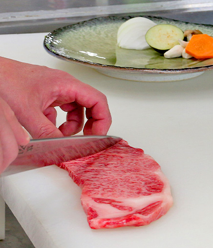 肉を切る調理風景